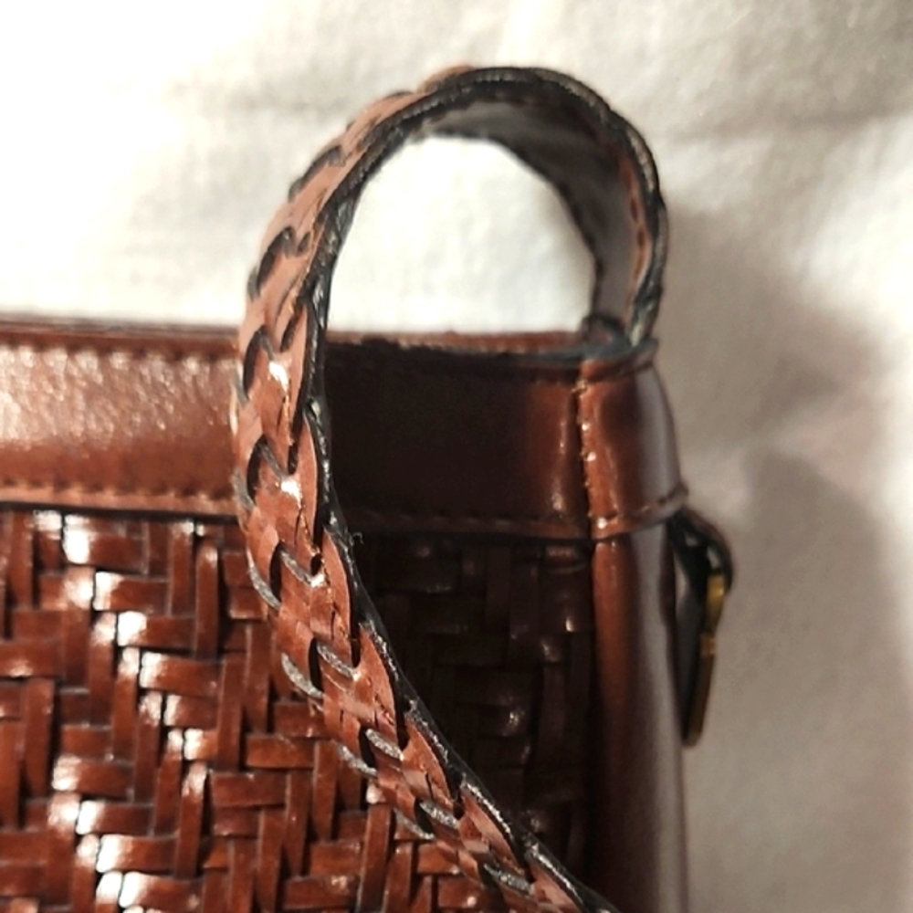 Elegant Brown Woven Crossbody Bag - Picture 4 of 8